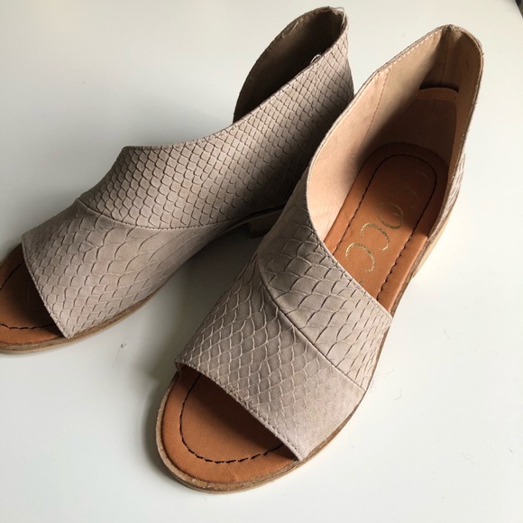 Textured D’Orsay Flat Sandal - Picture 4 of 5